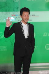 组图：上海电视节红毯 刘恺威黑色正装招手示意