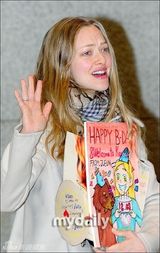 组图：好莱坞影星阿曼达-塞弗里德赴韩参加活动