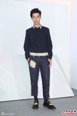 组图：严爵新专辑深情MV首播 自曝占有欲强常吃醋