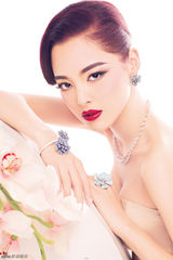 辛芷蕾盛夏大片演绎女人花