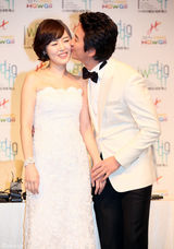 高清组图：韩星郑俊浩与未婚妻结婚记者会幸福亮相