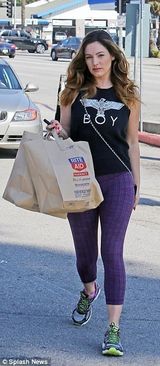 组图：凯莉-布鲁克与男友浪漫徒步 享甜蜜拥吻