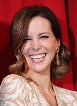 组图：《全面回忆》柏林首映 凯特印花长裙夺目