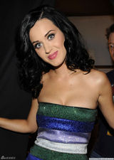 高清组图：凯蒂-佩里出席青少年选择奖变装搞怪