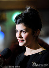 组图：奥黛莉-塔图优雅亮相《寂寞的心灵》首映