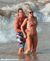 组图：希尔顿与男友鸳鸯浴 海滩戏水被搂蛮腰