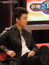 组图：贾乃亮清瘦宣传新剧 收视率王子展幽默