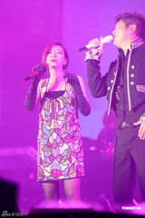 组图：孙楠无锡演唱会秀才艺 张靓颖亮相再现海豚音