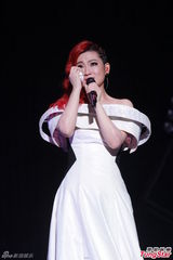 组图：Selina延迟造人 Ella挤胸性感舞老公最爱