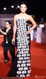 组图：梁朝伟红毯同牵刘嘉玲章子怡