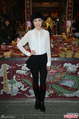 组图：李康宜拜神求票房 爱情长跑结婚顺其自然