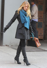 高清组图：布莱克-弗莱利街拍LOOK大衣围巾保暖