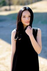 组图：李依玲悄然“绽放” 被称为性情小花旦