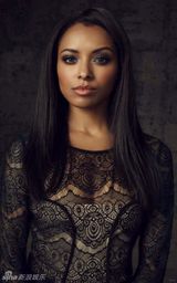 组图：《吸血鬼日记》发全员角色照 妮娜红裙抢镜