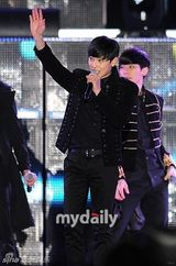 组图：孙丹菲WAPOP演出露蛮腰 AOA等性感劲舞