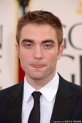 组图：罗伯特-帕丁森独自现身帅气逼人