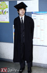 组图：韩星高雅拉柳德焕参加大学毕业典礼