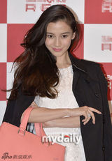 组图：baby俏丽赴韩会金秀贤 嘟嘴甜笑抛媚眼