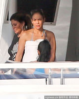 组图：詹妮弗-洛佩兹浴巾裹身 举家坐游艇度假