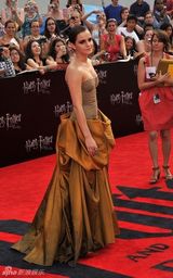 高组图：《哈7下》纽约首映 艾玛低胸礼服亮相