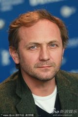 组图：《她们》记者会 比诺什开心搞怪热吻女星