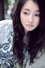 组图：刘芊含时尚写真曝光 独特气质展文艺范儿