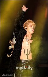 组图：JYJ金在中个唱激情 敞上衣露点显妖娆范