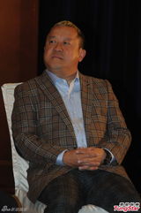 组图：梁家辉扮女人自夸靓 陈慧琳认输：我胸小