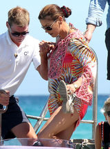 高清组图：凯瑟琳-泽塔-琼斯度假镂空彩裙抢眼