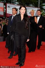 组图：行为艺术家阿布拉莫维奇黑衣亮相红毯