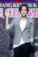 高清组图：张根硕亮相亚洲巡演发布会眼线妆抢眼