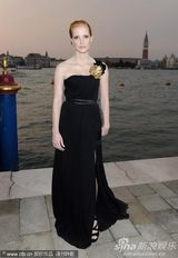 组图：麦当娜黑超黑裙尽展大姐大酷 助阵女性电影奖