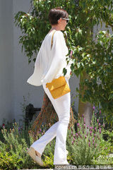 组图：海瑟薇百褶衫黄挎包 夏日小跑清丽亮眼