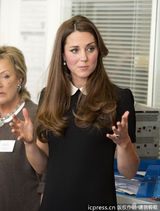 组图：凯特探访儿童慈善机构 获赠可爱毛绒玩具