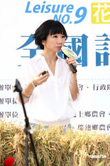 高清图：陶晶莹夫妇携手宣传旅游 骑自行车入场