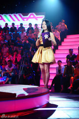 组图：杨钰莹黄金甲连衣裙主持 上围激增秀美腿