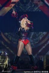 组图：钱妞献唱NBA全明星赛 渔网丝袜劲爆销魂