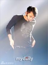 组图：Rain复出舞台彩排 耍帅卖萌魅力不减