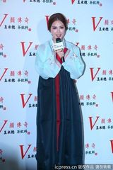 组图：昆凌枚红色短裙秀美腿 换韩服卖力吆喝代言