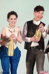 组图：阿娇亮相专辑发布会 与胡彦斌甜蜜对唱