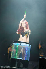 组图：张靓颖新加坡震撼开唱 潘辰美丽助阵