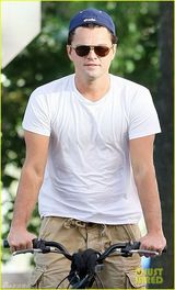 组图：莱昂纳多戴帽骑车变身大男孩