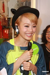 组图：容祖儿赚钱养老 谢婷婷称哥哥不需要介绍女友