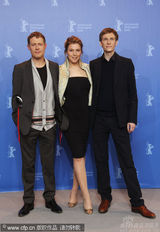 幻灯图集：《强盗》柏林记者会 男女主角拥吻抢镜