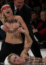 组图：裸女失控大闹巴黎秀场 遭保安袭乳拖走
