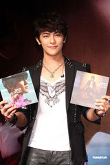 组图：汪东城生日蓝心湄送香吻 曝其“到处睡”