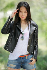 组图：何琳炫酷牛仔写真 尽显俏皮火辣