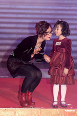 组图：周笔畅大胆红唇妆赴港 为圣诞礼“亮灯” 