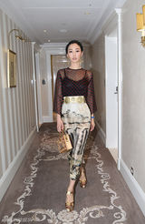 组图：白百何身着梦幻古堡裙看秀 称圆童话梦