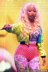 组图：麻辣鸡个唱粉丝强行上台 与保镖激烈扭打